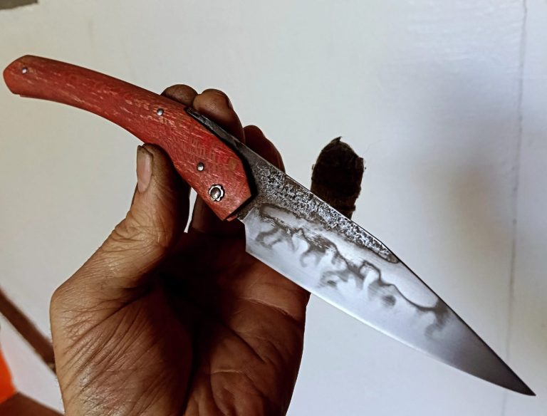 Kiri-montais Couteau artisanal avec une lame en acier carbone et un manche en bois rouge.